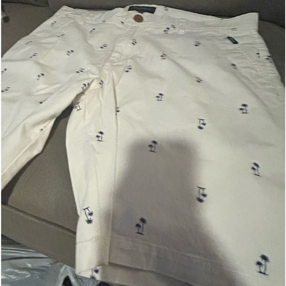 50%off w♥️ 
Men's Aeropostale white shorts very stretchy palm trees 34 10 inseam - Picture 1 of 5
